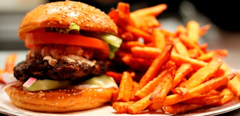 hamburguer e batatas